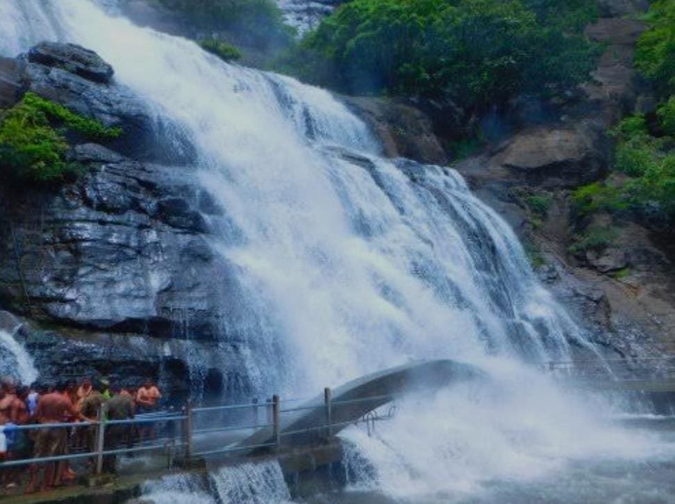 குற்றால அருவியில் திடீர் வெள்ளப்பெருக்கு  சுற்றுலா பயணிகள் ஏமாற்றம்