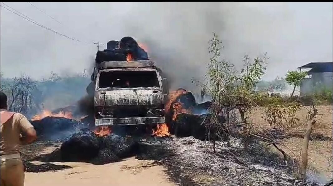 ஆவடி பட்டாபிராம் அருகே வைக்கோல் ஏற்றிவந்த லாரி திடீர் தீ பிடித்து எரிந்தது