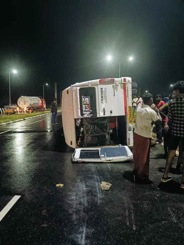 உடுமலை அருகே ஜீப் மீது டெம்போ ட்ராவலர் மோதி விபத்து ஒரே குடும்பத்தை சேர்ந்த 4 பேர் பலி.