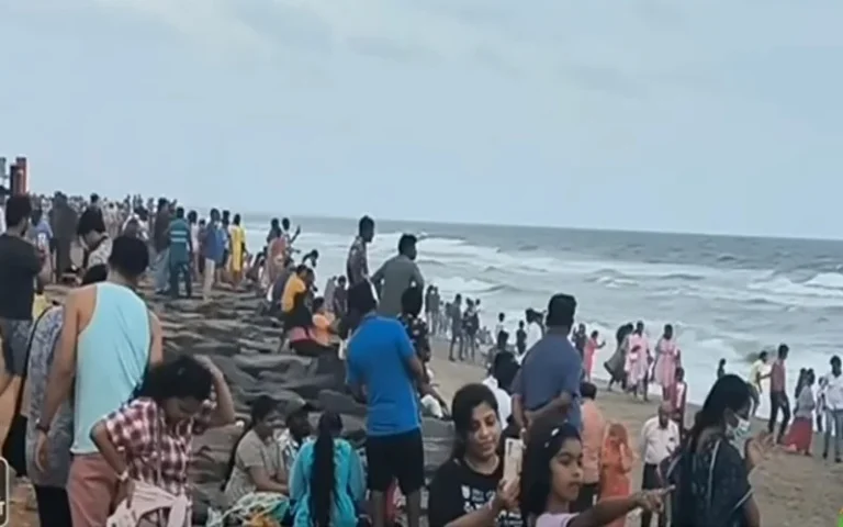 பொதுமக்களுக்கு கடற்கரை செல்ல தடை- புதுச்சேரி போலீஸ்.